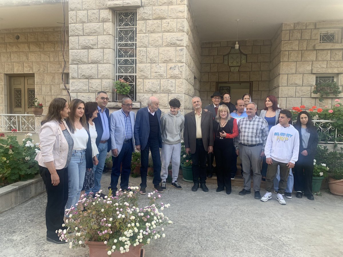 Wafaabed1's tweet photo. شرفونا الغوالي اليوم بزيارة ودية الى العائلة في المختارة في منزل عمر ومجدي.. 
وليد بك جنبلاط وحفيده فؤاد تيمور جنبلاط ضمن جولة على العائلات في المختارة وسليمان سيف.. 
ويبقى سر هذه الدار دار المختارة وتميزها..
انشالله الحفيد والحفيدات يربوا بدلالك🙏 https://t.co/lKOj3Y2PP8