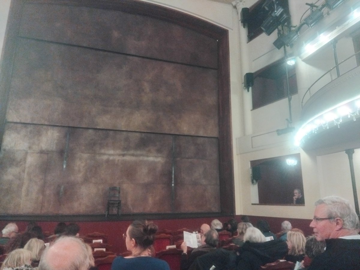 AlainC24's tweet image. Dans l'intimité du petit théâtre de l'#latelier, joyau du patrimoine parisien un des rares lieux où l'on vient encore écouter #AmanteAnglaise #Duras .@FousdeTheatre