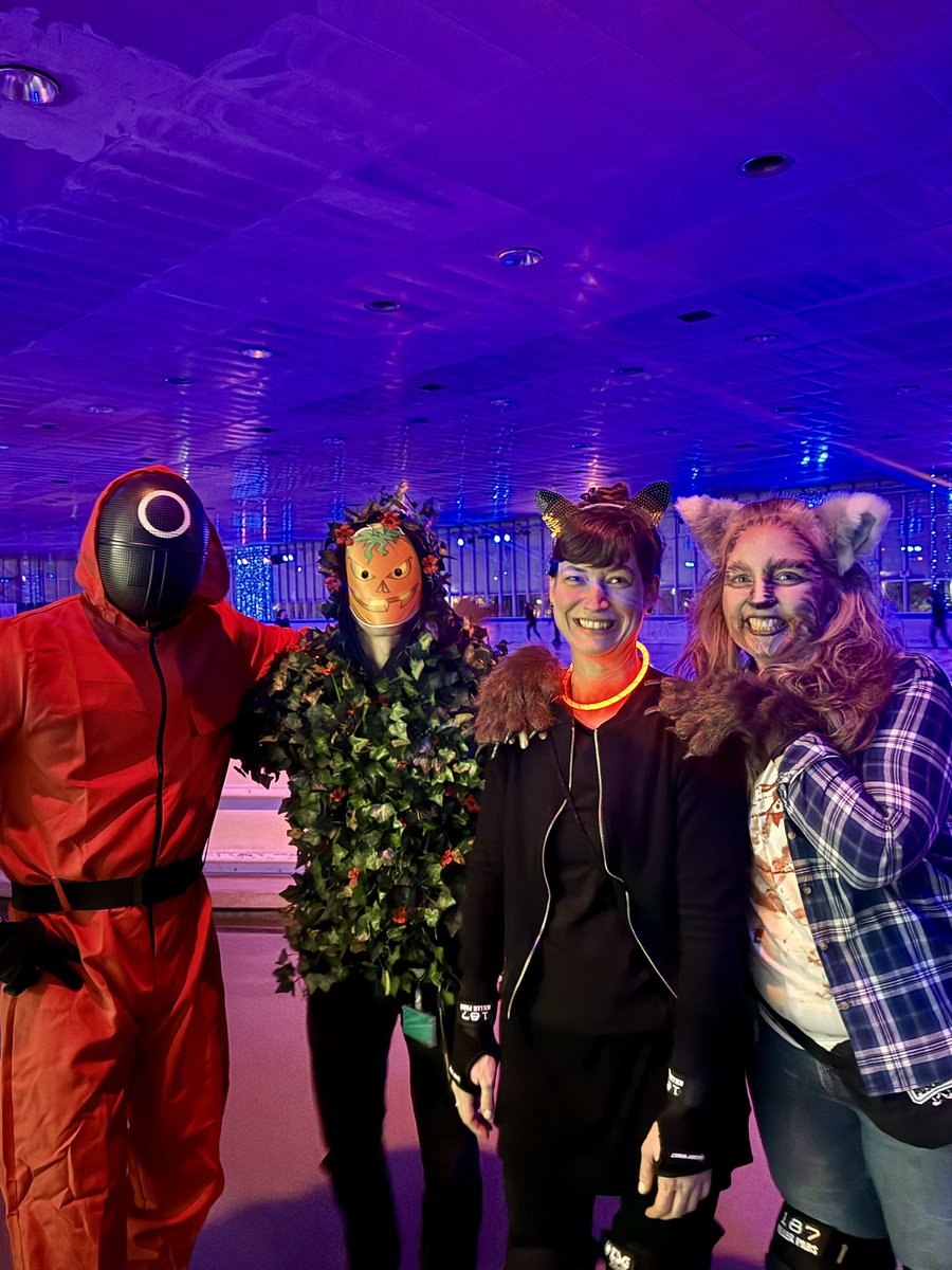 OLYMPIAPARK's tweet photo. Wenn große &amp; kleine Gespenster, Hexen und Vampire ihre Rollschuhe schnüren 👻🛼… Wer hätte gedacht, dass die Wesen der Nacht so coole Moves drauf haben? 🎉😁

Schön war’s beim Familien-Halloween und in der Geister-Disco in unserer #RollerArena! 🤩 #halloween https://t.co/GMhnU0APnO
