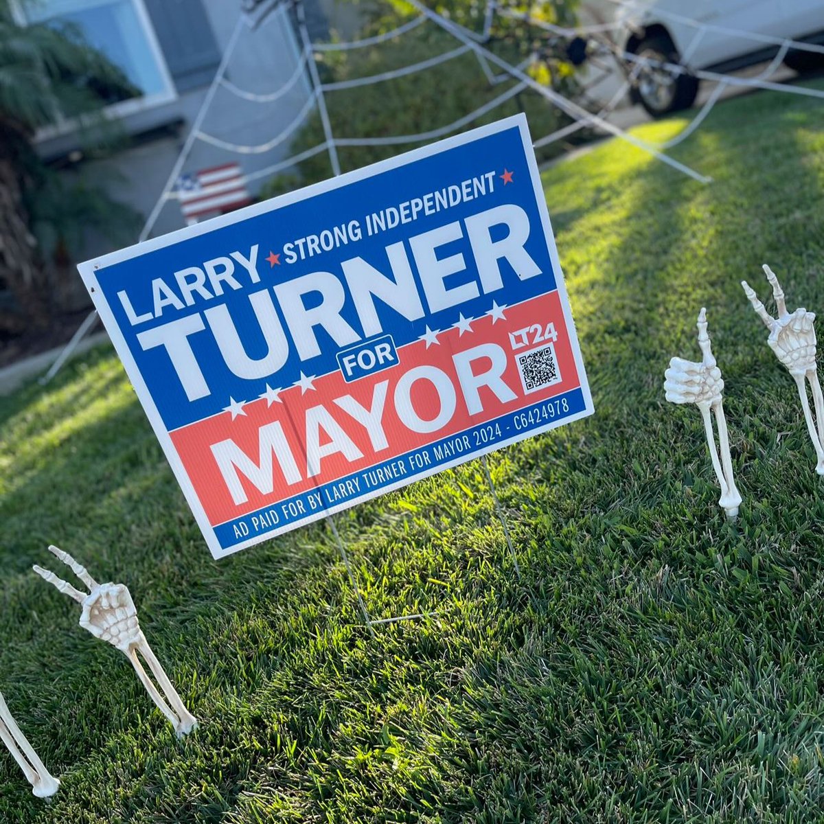 LarryTurner4SD's tweet photo. We love seeing the passionate support around the city!! Send us your yard sign photos, and we will keep posting and showing our amazing grassroots support! 🙌🏼

Halloween Edition!

 #TurnItAroundWithTurner #LarryTurnerForMayor #LT4SD #SanDiegoParty #GrassrootsSupport #SDCampaign https://t.co/cceHf15Fyb