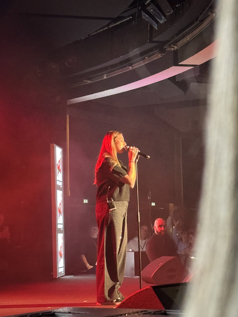 snackstoshar333's tweet photo. Héléna ❤️❤️❤️❤️ #NMA #BeforeNMA #NRJmusicawards https://t.co/6COHJECJSj