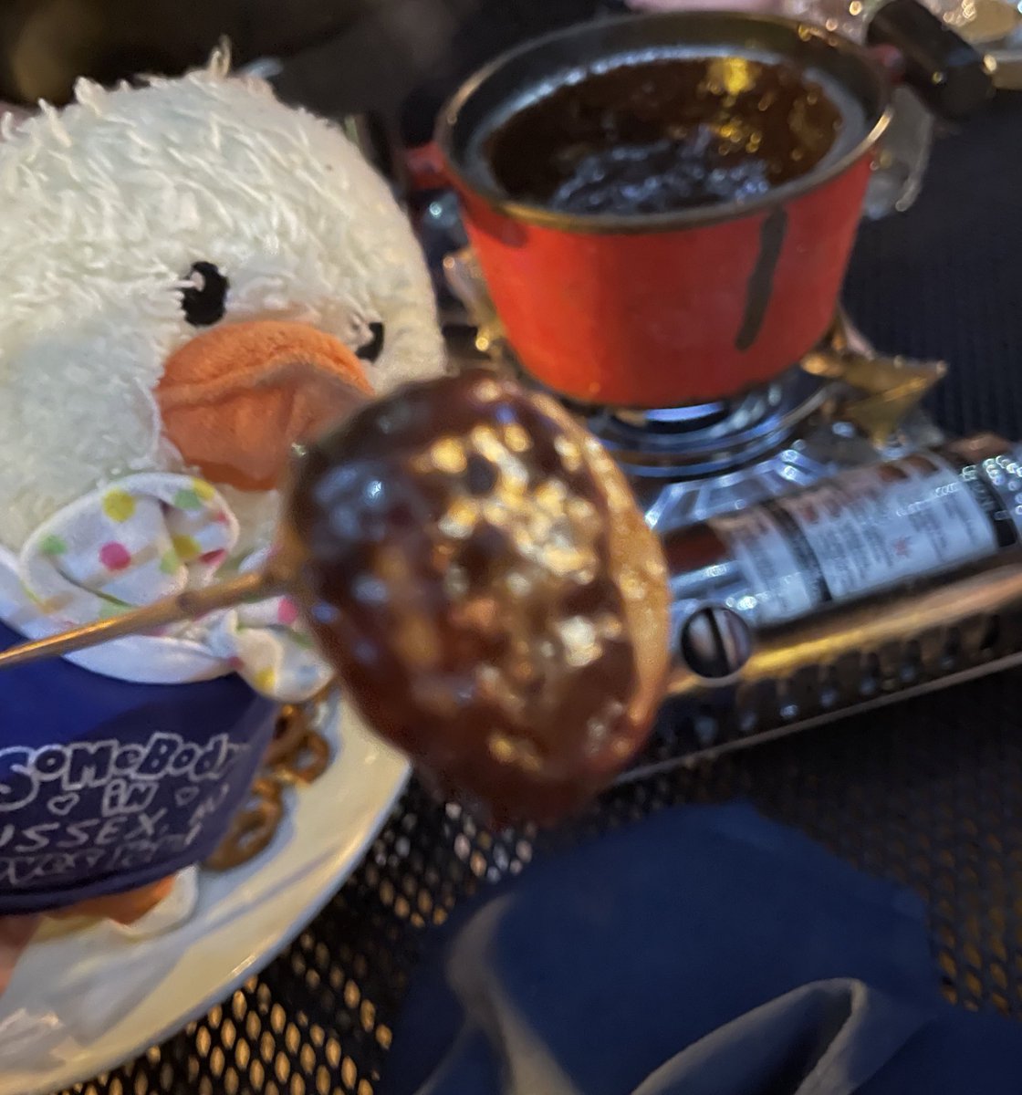 These,. Is a foundues 😊🦆🥬

Bread cheese,. And a chocolate banana !, very scruptuons to a duck ,😊