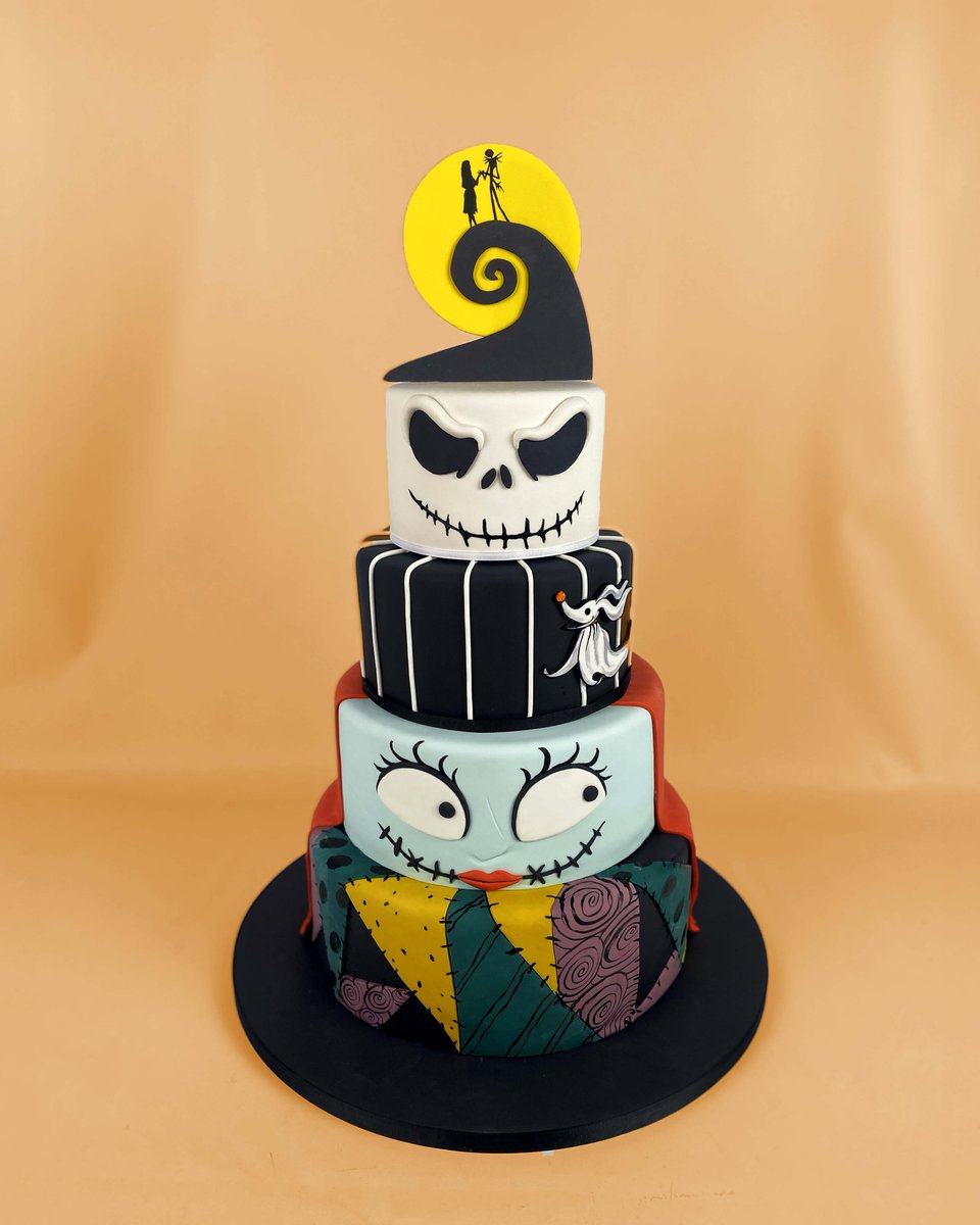 Happy Halloween from Jack and Sally! We hope it's an absolute blast! 

#nightmarebeforechristmas #simplymeanttobe #jackandsally #halloween #happyhalloween #cakeoftheday