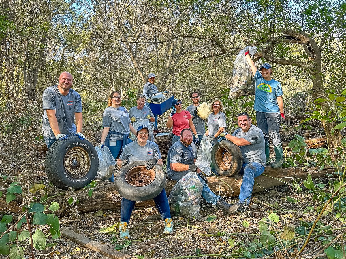 On Tuesday, a fantastic group from American Commercial Barge Line joined us on the Ohio River in Louisville. Together with 22 volunteers, we removed 4,718 pounds of garbage!

As always, thank you to ACBL for their support of our mission. 🙌

#livinglandsandwaters #rivercleanup