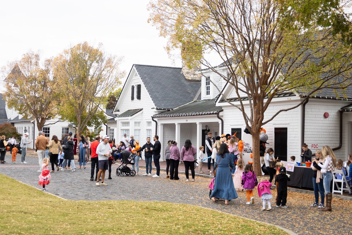Happy Halloween!👻🍂 What a fantastic time we had at our Annual Halloween Carnival from balloon artist, to character meet &amp; greets and pumpkin painting - it was a truly SPOOKTACULAR day!
 
📸 @nickparkphotos 
#halloweencarnival #happyhalloween #trumpcharlotte