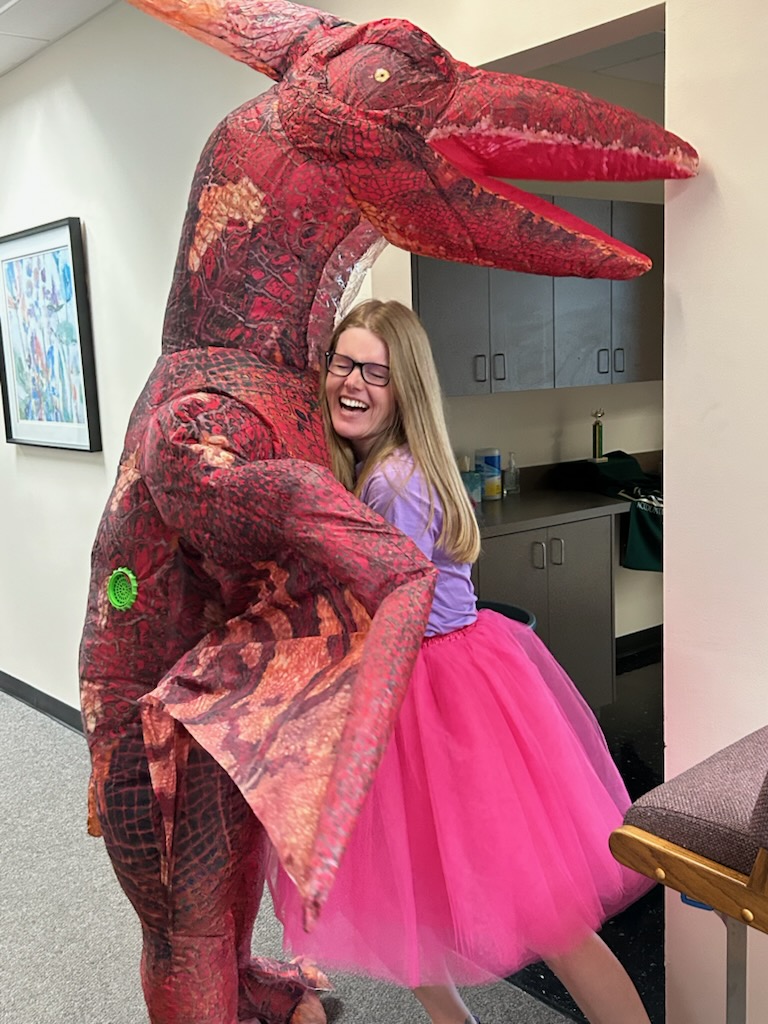 KerkeringB's tweet image. Our Halloween Parade was a Spooktacular success! From clever costumes to dino-sized fun, our KB teams brought the Halloween spirit in full force. Special shoutout to our Healthcare team for stomping through as dinosaurs! 🦖✨🎃👻
#HalloweenAtKB #SpooktacularFun #kerkeringbarberio