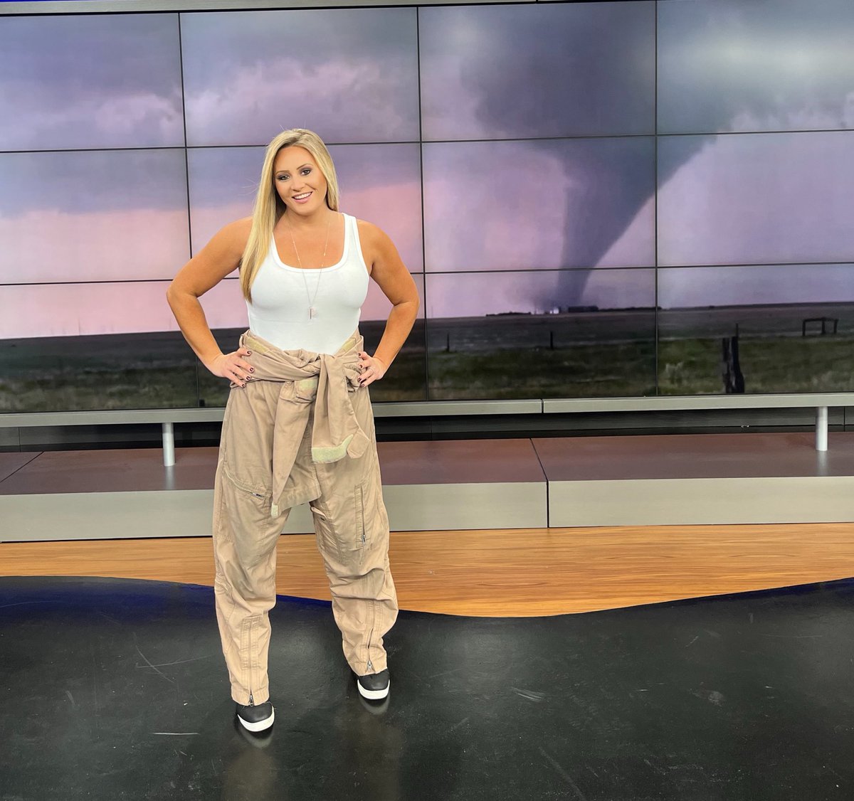 Ash_Baylor's tweet photo. Another last minute costume πͺοΈ
From the movie that inspired so many meteorologists..
#JoHarding #HelenHunt #Twister
@WTNH https://t.co/cX2sdl66jj