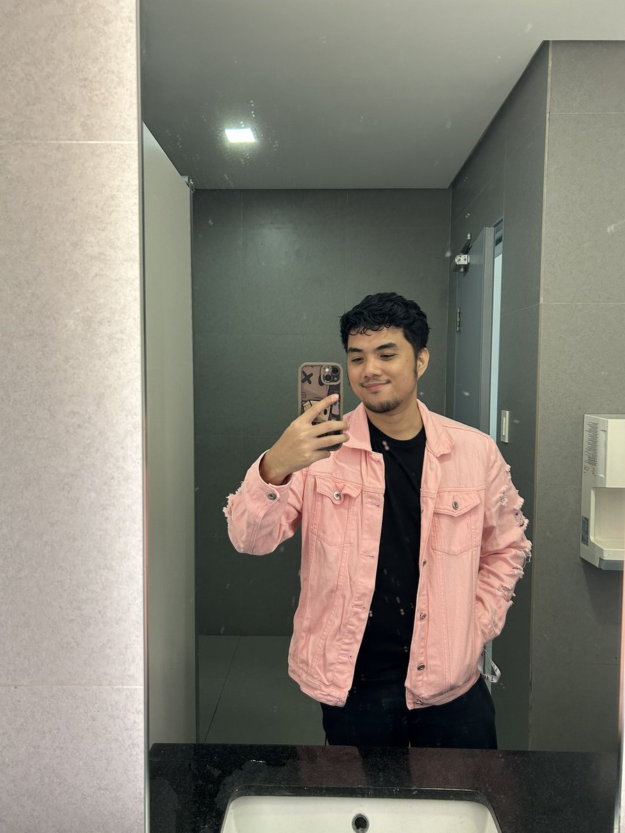 itsnipo's tweet photo. Office mirror selfie https://t.co/8EUsuDPE1r