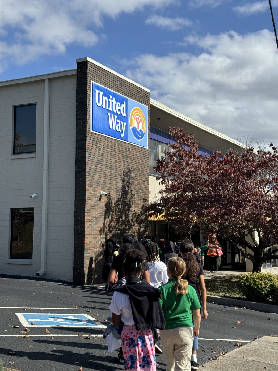 EmeraldScholars's tweet photo. A spooky day at United Way! 👻 🎃Our fourth grade scholars headed over to our friends and neighbors across the street for games, trick or treating, and a day to remember! Way to go fourth graders for having the highest attendance at EA! @unitedwayknox https://t.co/fr263VSgoN