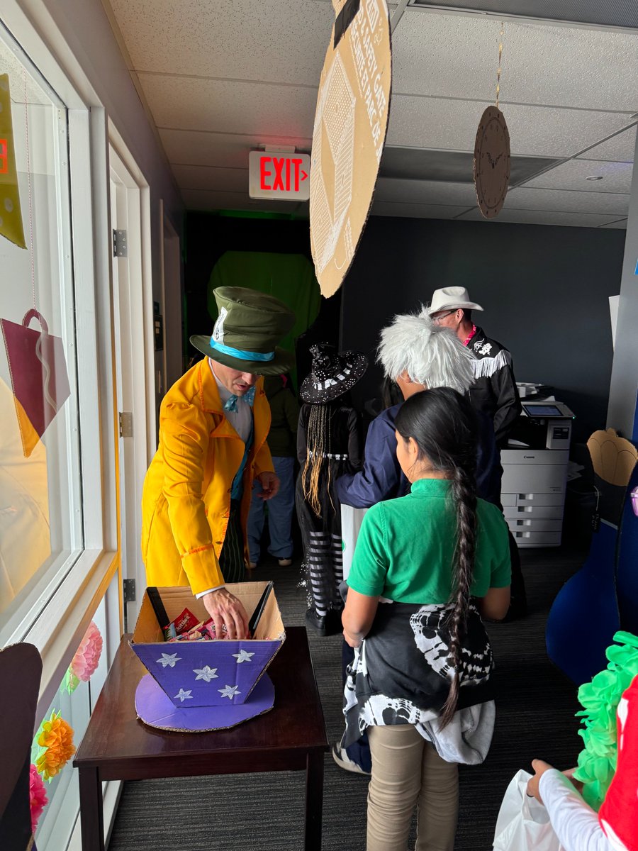 EmeraldScholars's tweet photo. A spooky day at United Way! 👻 🎃Our fourth grade scholars headed over to our friends and neighbors across the street for games, trick or treating, and a day to remember! Way to go fourth graders for having the highest attendance at EA! @unitedwayknox https://t.co/fr263VSgoN