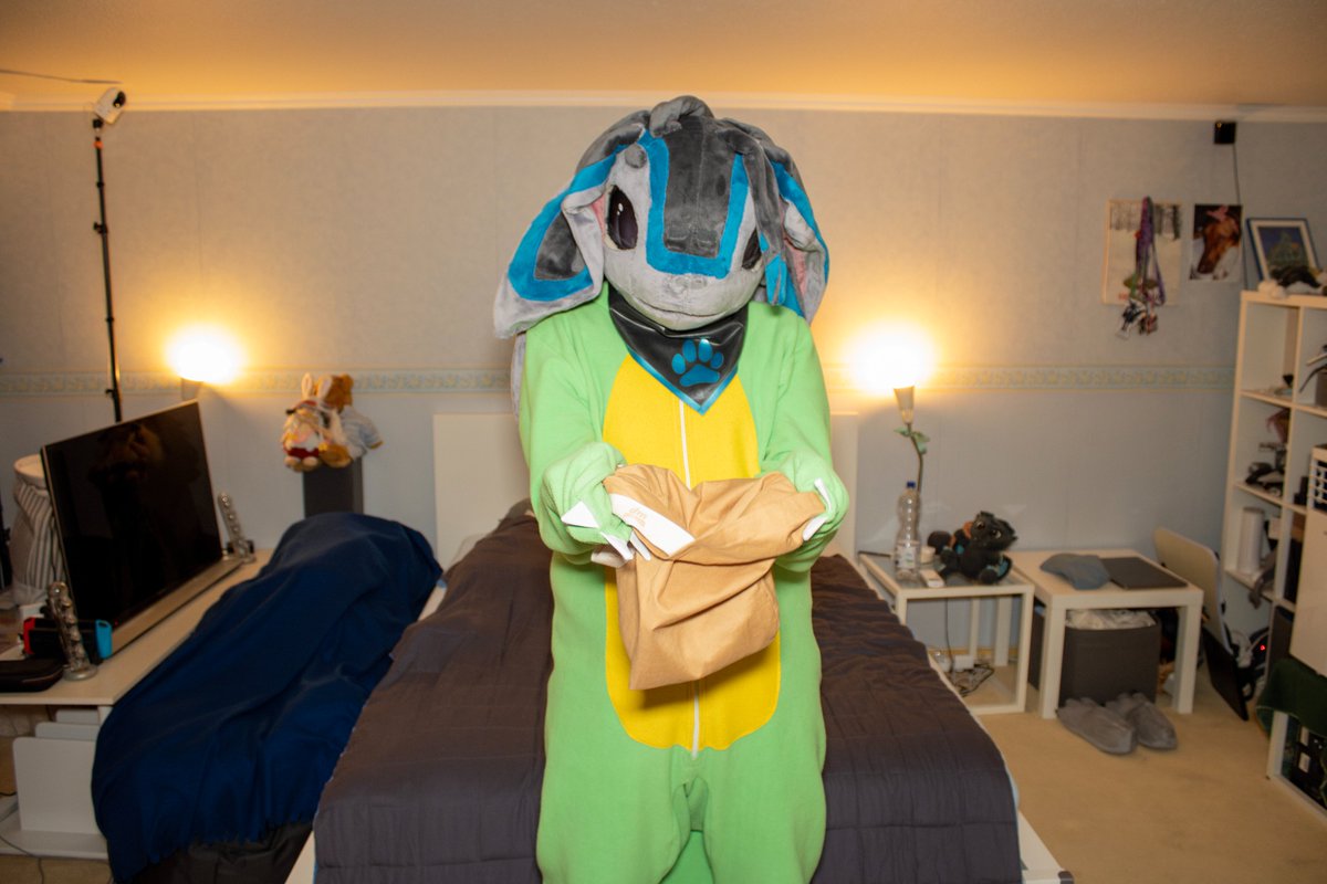 MaxwelAvali's tweet photo. Happy Halloween! ^^
Now put the candy in the bag!~ ;3

#Avali #Fursuit https://t.co/775svJUZKG