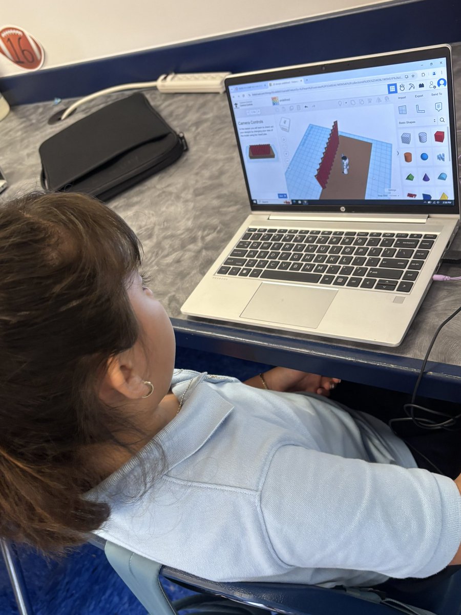 TBE_Tech's tweet photo. Beginning #3D #computer #design lessons w Gr5 N @tinkercad #technologyclass @TommieBarfield @collierschools https://t.co/J8EnMFqJvC