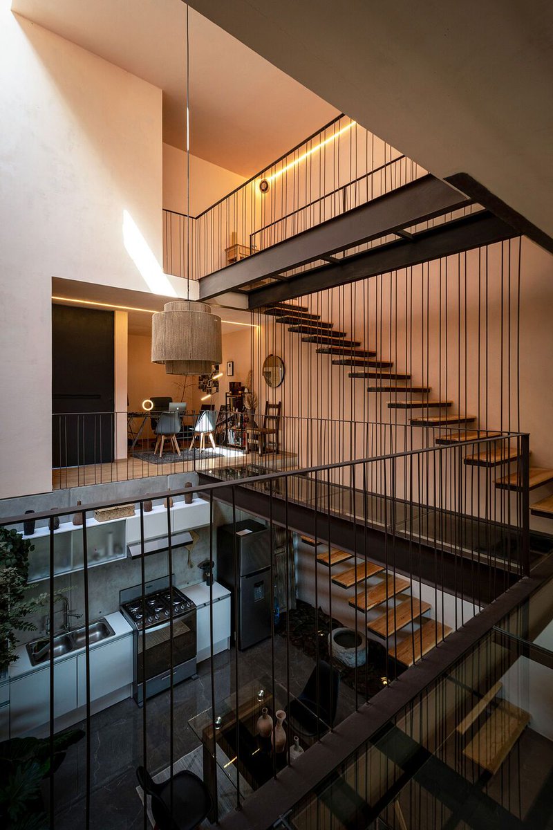 Archello's tweet image. On a compact plot, the Pedregal 09 House by 21 Arquitectos transforms challenging topography into a spacious, light-filled triple-height interior.
buff.ly/48yvpBI

#InnovativeArchitecture #CompactLiving #NaturalMaterials