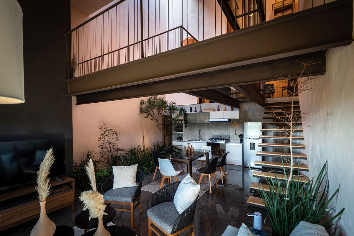 Archello's tweet image. On a compact plot, the Pedregal 09 House by 21 Arquitectos transforms challenging topography into a spacious, light-filled triple-height interior.
buff.ly/48yvpBI

#InnovativeArchitecture #CompactLiving #NaturalMaterials