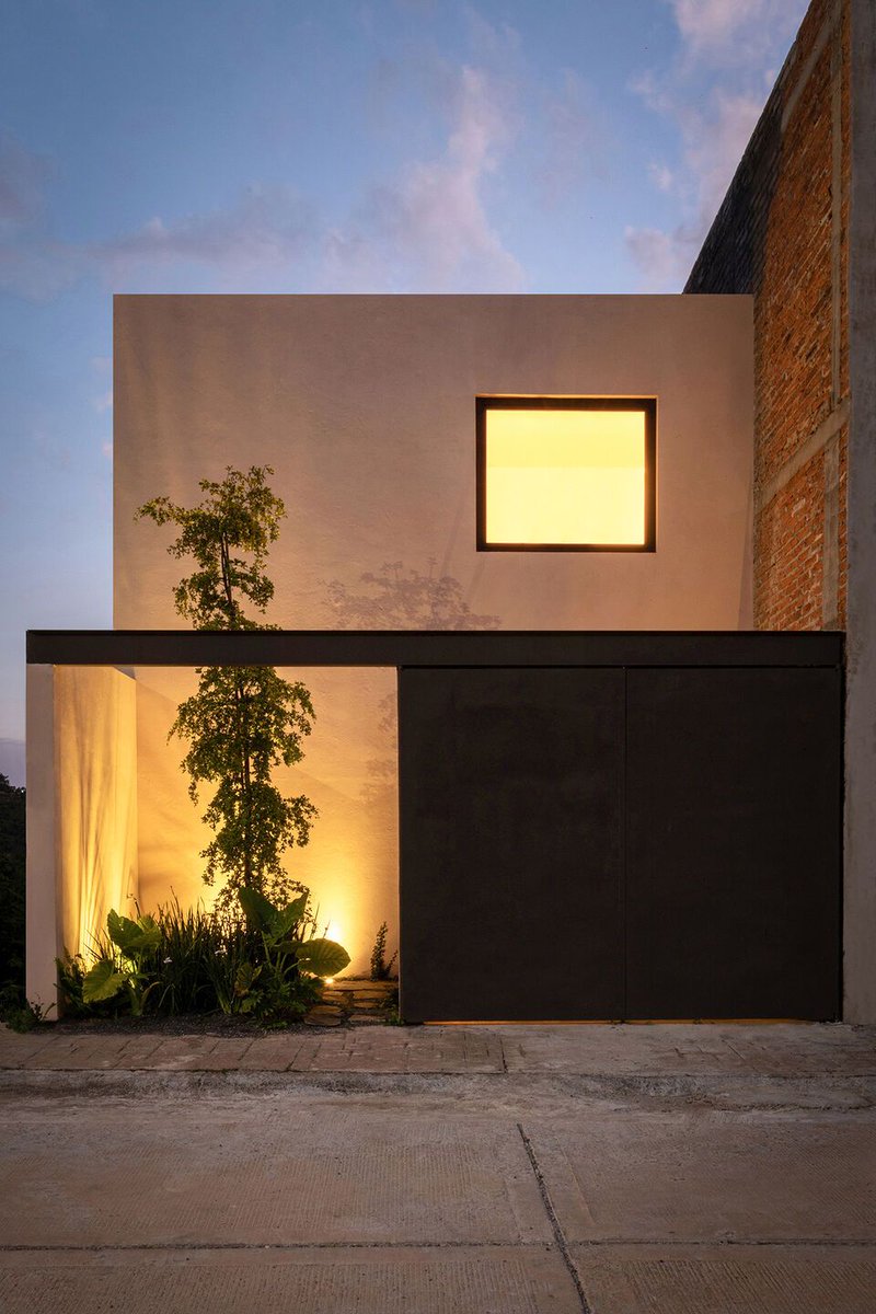 Archello's tweet image. On a compact plot, the Pedregal 09 House by 21 Arquitectos transforms challenging topography into a spacious, light-filled triple-height interior.
buff.ly/48yvpBI

#InnovativeArchitecture #CompactLiving #NaturalMaterials
