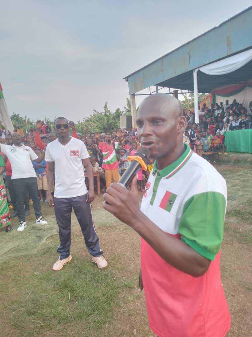 #Burundi 31/10/2024 Inyuma y'lgisabisho kirangiz'ukwezi kw'10, Umunyamabanga wa <a href="/CnddFdd/">CNDD-FDD</a> muri Komine #Matongo  yaciye yakira Abanywanyi 11 bahora muri <a href="/BurundiCnl/">CNL Burundi</a>.Bose bakavuga ko  babona atampamvu amatora yogera batarifatanya n'abagumyabanga kubera urugamba rw'iterambere barimwo