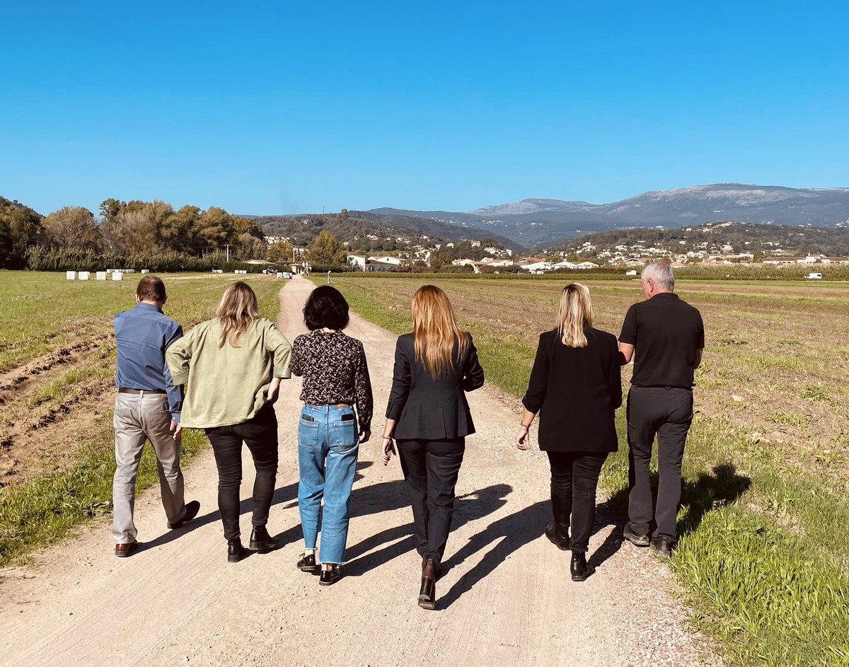 AlexndraBorchio's tweet photo. Merci à la famille Mul de m’avoir ouvert les portes de ce paradis botanique et permis de participer à la récolte du Jasmin avec le maire de #Pegomas Florence Simon.
Les savoir-faire liés au parfum en Pays de Grasse reconnus patrimoine culturel immatériel de l'humanité par @UNESCO https://t.co/wHQd91d5Vb