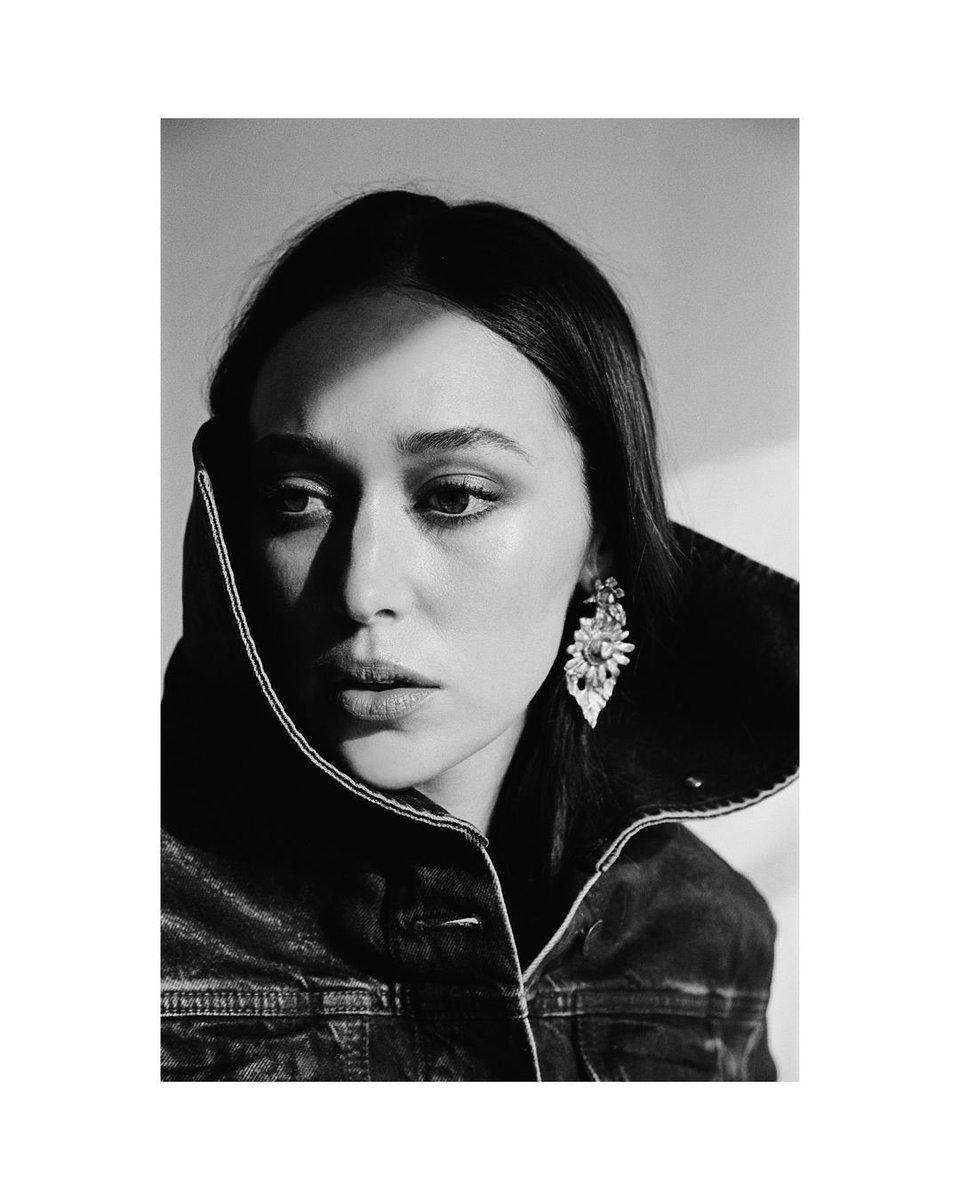 theDebnamNews's tweet photo. “Alycia Debnam-Carey has jumped from the world of post-apocalyptic horror and sci-fi into the world of the vapid influencer, starring as Nikki, in the new Netflix thriller movie, It’s What’s Inside, about a reunited group of college friends and a body-swapping party game gone wrong. 

We caught up with the Australian native to find out who would be at the top of her body-swap list.” — via Behind the Blinds
