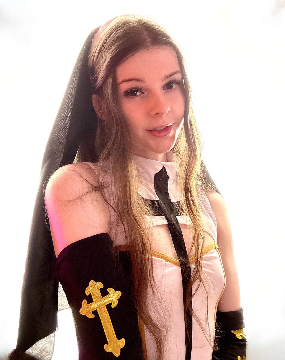 F1NN5TER's tweet photo. Men only want one thing and it’s to dress up as a nun on halloween 😇 https://t.co/5XKJMhiQcW