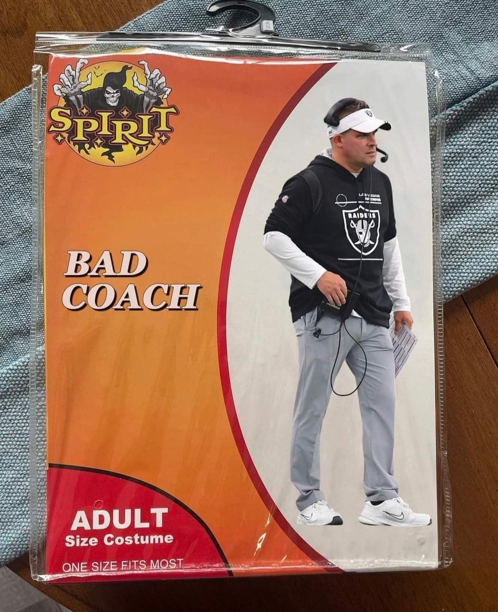 ZombieRaider707's tweet photo. Luke Getsy's Halloween costume! 🤷😂 #RaiderNation #FireGetsy https://t.co/kzSdvXyktR