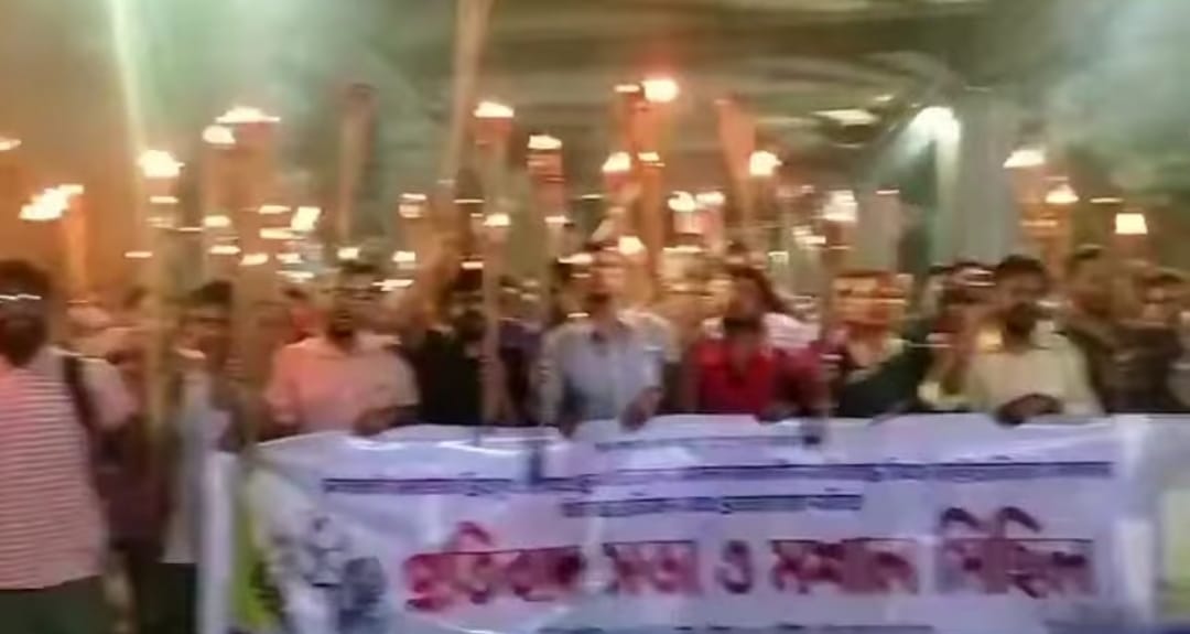 salah_shoaib's tweet photo. ✊#WakeUpHinduShakti 🕉️
#Hundus in #Bangladesh are protesting the false sedition case filed in Chittagong, Bangladesh against Shri Chinmoy Krishna Maharaj and 19 other members of #ISKCON. Meanwhile, some Islamists are demanding ban on ISKCON stating it is run by #RAW. https://t.co/SWm0CtJGq5