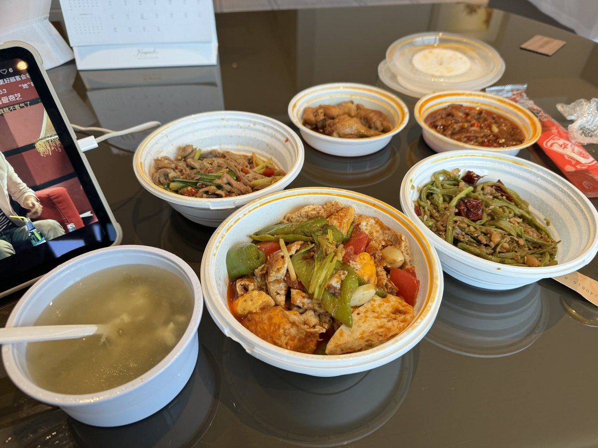 真的是什么都没干的一天
完美作息还被迫烂掉了
明明最近都十二点前睡觉的
在酒店等老头过来等到晚上
他的晚饭还是我给他点的俩驴肉火烧…
吃完没多久人就睡着了  才十点钟
想让他留在这好好睡 因为他真的好可怜 
每天平均睡眠时间连5个小时都没有
人又顶着大雨回家了😅 https://t.co/IAezWNPSXV