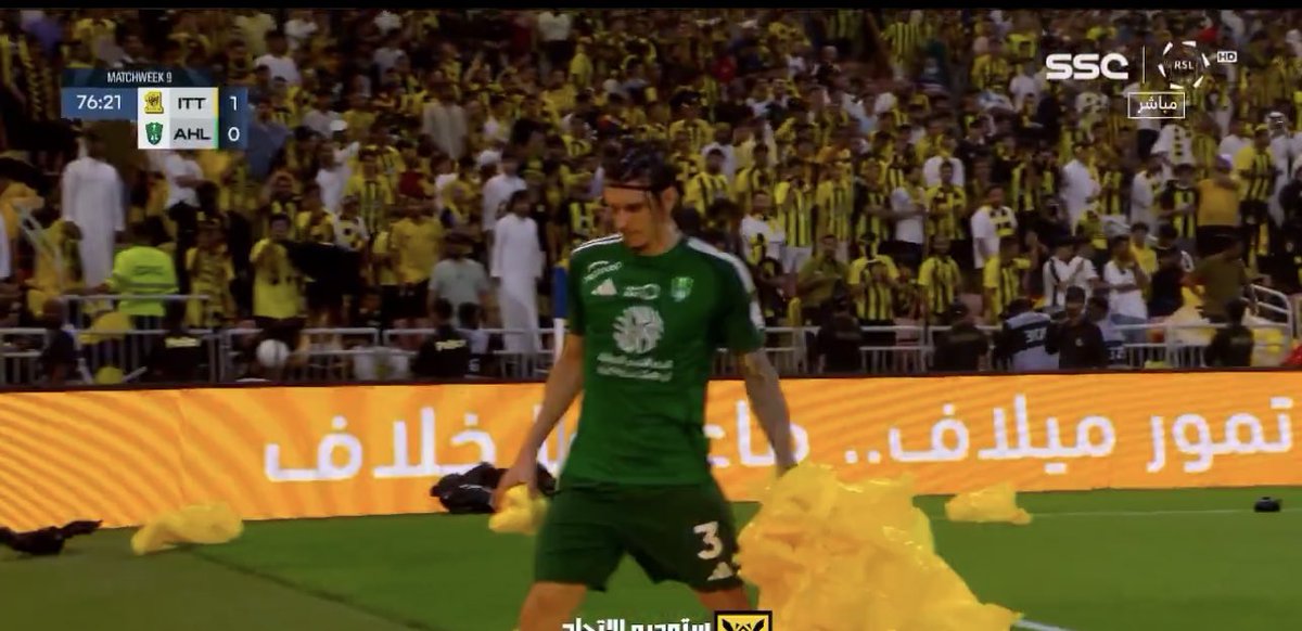 itti_4_ever9's tweet photo. امسية (رجال الحجر) في العميد 🤩
"العمري" دافع و "الشهري" سجّل 🔥
وما ننسى اللكمة قبل المباراة والدقيقة 70 🤜
طبعاً مهمة لاعبي الجار كانت التنظيف 😂

#الاتحاد_الاهلي https://t.co/vrzFKb2KDd