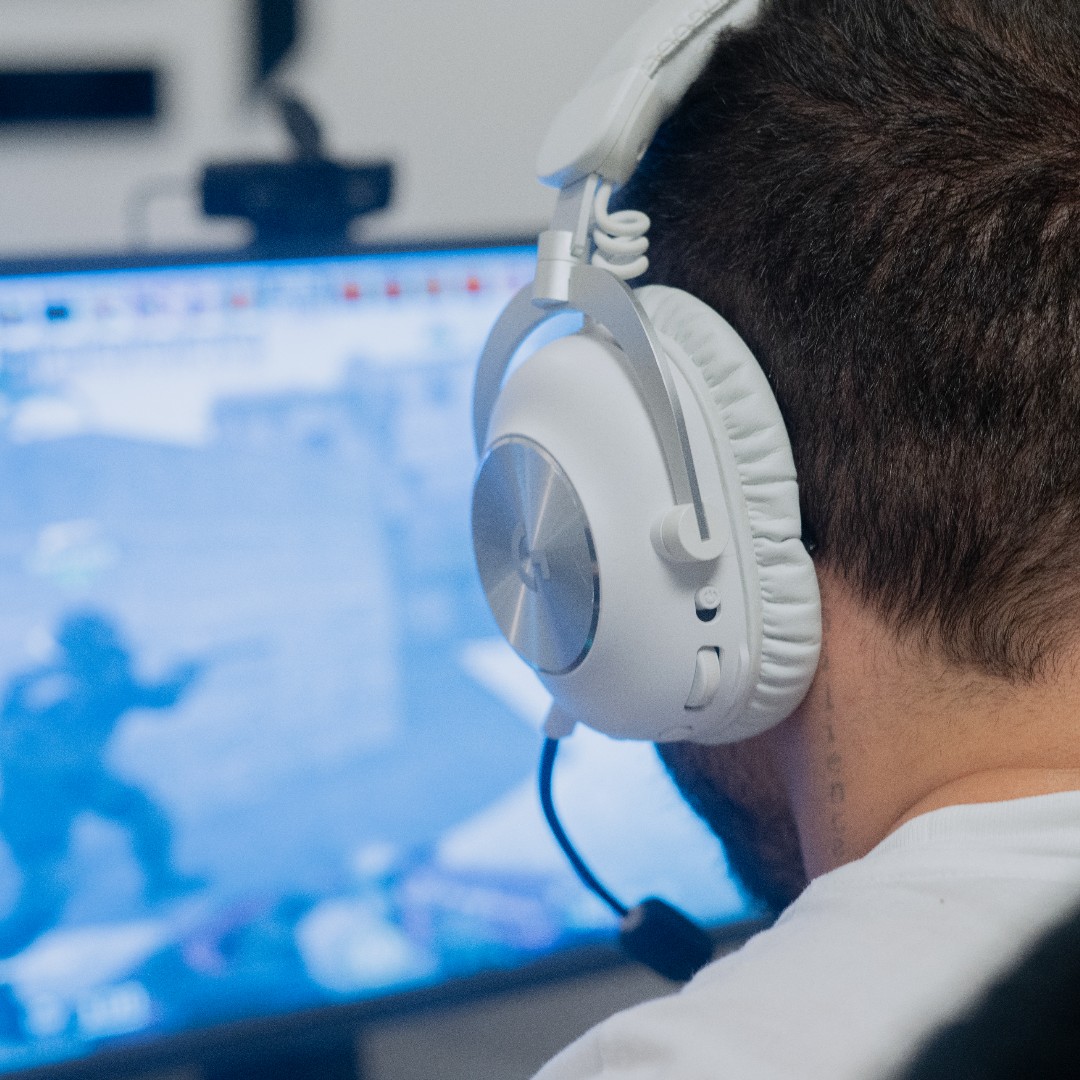 REDCanids's tweet image. HOJE É #COLDDAY e o GOAT comemorou lá em Frankfurt, diretamente do bootcamp by @LogitechGBrasil, equipado com os melhores 🔥 

@coldzera a matilha te deseja um aniversário extraordinário! é bom demais ter você com a gente ❤️ 🐺