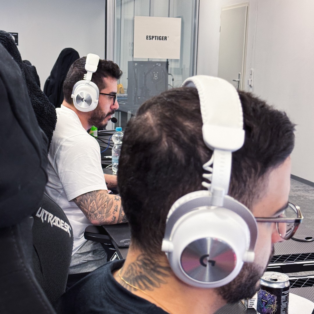 REDCanids's tweet image. HOJE É #COLDDAY e o GOAT comemorou lá em Frankfurt, diretamente do bootcamp by @LogitechGBrasil, equipado com os melhores 🔥 

@coldzera a matilha te deseja um aniversário extraordinário! é bom demais ter você com a gente ❤️ 🐺