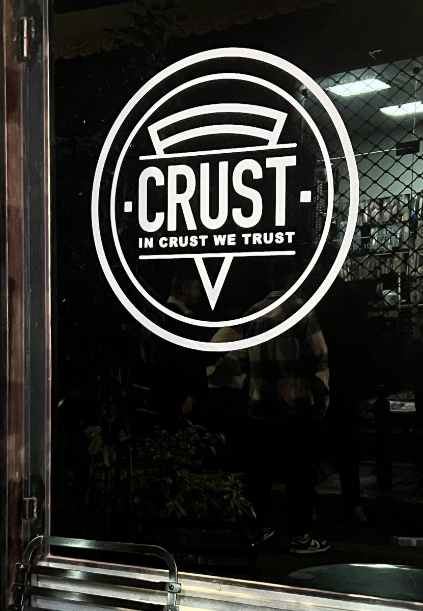 jetzt hab ich eine knappe Woche gedacht, dass dieses Fenster zum danebenliegenden Plattenladen gehört und am letzten Abend stelle ich fest, dass das der Name von dem Pizzaschuppen in diesem Haus ist