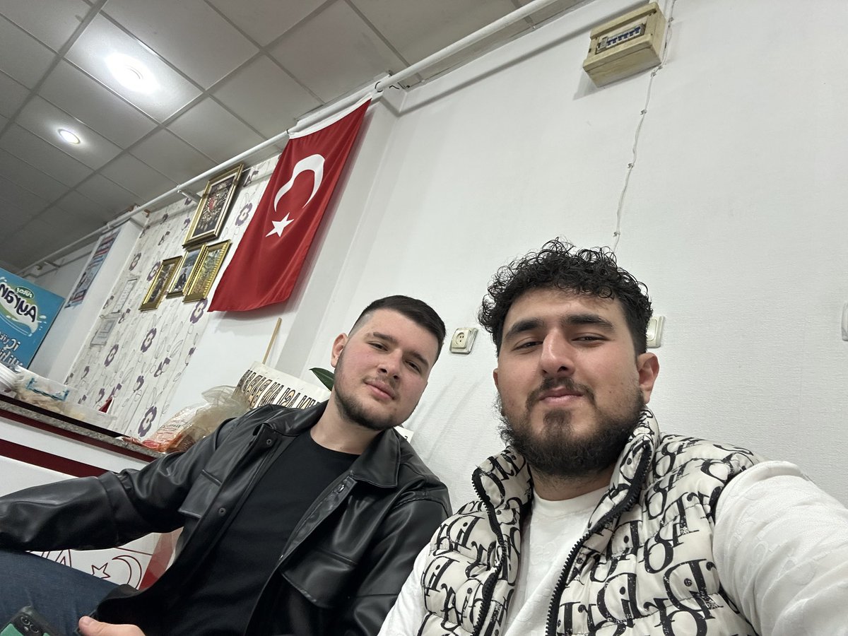 Değerli kanaat önderimiz Miraç Santur ağabeyim ile 29 ekimi kutlamak adına Çiğköfte yemeye geldik. Bu aziz mübarek cuma akşamı bize ziyafet çeken Santur-i Reis aşiretinin sahibi Beytüşşebap’ın göz ağrı <a href="/santur2362/">SANTUR</a> sonsuz teşekkürlerimle . Elhamdulillah