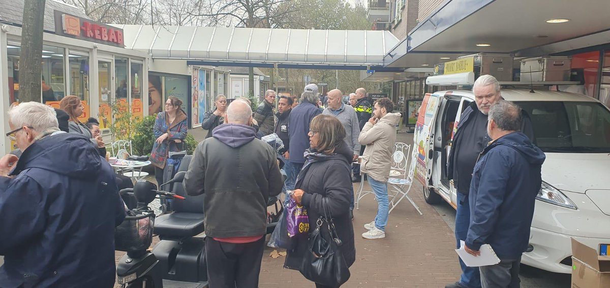 Houtwijkinfo's tweet photo. Vanmiddag stond Nasir Refa (community builder stadsdeel Loosduinen) met buurtbakkie in winkelcentrum Houtwijk. Met partners als wijkagent, wijkberaad, buurtpreventie, Staedion, Haag Wonen, BuurThuis Houtwijk. Veel aanloop. Goede gesprekken. Veel informatie ontvangen en gegeven. https://t.co/2Fc007l98Z