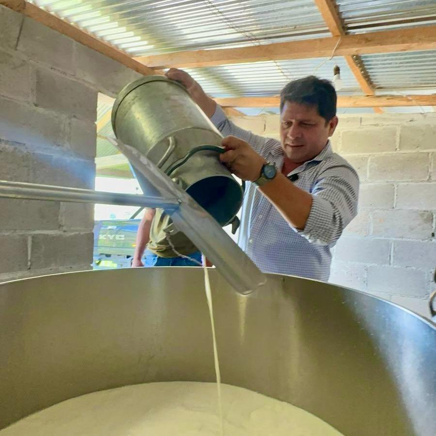 AgriculturaEc's tweet photo. #Azuay | En la parroquia Tomebamba del cantón Paute, el ministro @DPalaciosEc visitó a un productor para constatar la importancia de las Unidades Móviles Agroproductivas en actividades agropecuarias. Este vehículo a diésel permite transportar productos hacia centros de acopio y mercados, facilitando la movilización y mejorando la comercialización.

#ElNuevoEcuadorResuelve