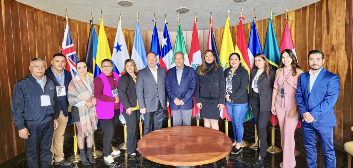 tereso_medina's tweet photo. Recibí a compañeras y compañeros asesores laborales y jurídicos de la @CTM_Coahuila, en la sede nacional de nuestra Confederación, donde platicamos sobre el #SindicalismoResponsable, Progresista y Democrático en favor de las y los trabajadores. https://t.co/wj1zgkdJna