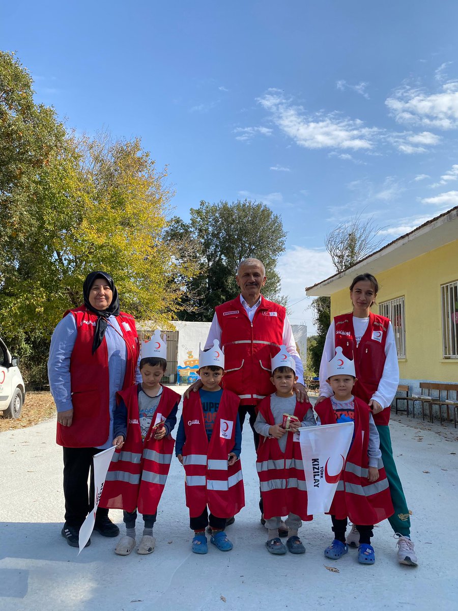 Kızılay Haftası kapsamında Mehedinli Köyü İlkokulundaki öğrencileri ile bir araya geldik.

‘Nesiller değişir, hilâle adanmış yürekler değişmez’ dedik, iyiliğin izlerini geçmişten geleceğe taşıyan hikayemizi bir kez daha gururla anlattık. #KızılayHaftası 🌙 #sensizolmaz 🌙