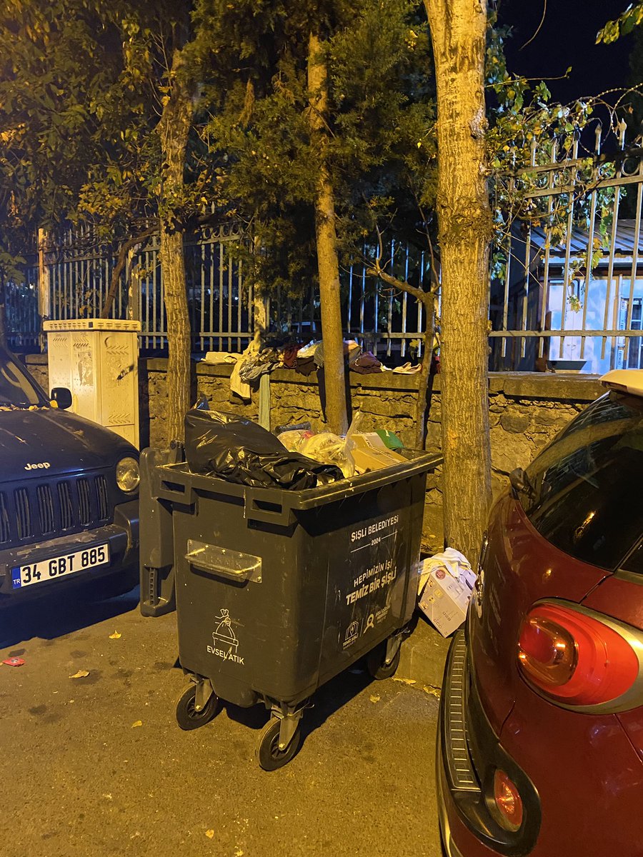 CmhrCkbln's tweet photo. Bunlar koyulduktan sonra artık çöpler hiç bitmez oldu. Eskiden Çöpleri sadece akşamları 1 saat görüyorduk,
Artık Sabah Camımızı açtığımızda manzaramız ÇÖP !!!  Bu kontynerları Mahalle arasına koymak kimin fikriydi acaba?
@REmrahSahan @sislibelediyesi @SislideHayat @istanbulbld https://t.co/6sSA03CuYZ