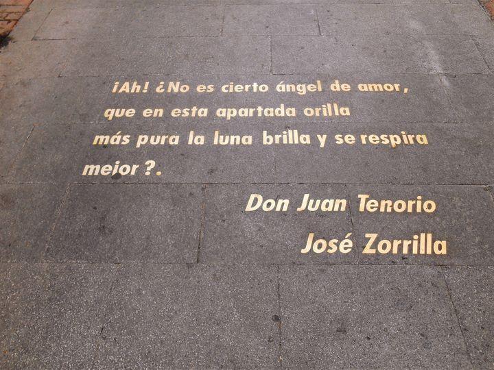 Si hay una obra tradicional en esta fecha es "Don Juan Tenorio", de José Zorilla. Seguimos prefiriendo los versos clásicos destinados a Doña Inés que los ecos fantasmagóricos importados de culturas ajenas. Es una batalla cultural perdida pero este fuerte aún no se rinde.