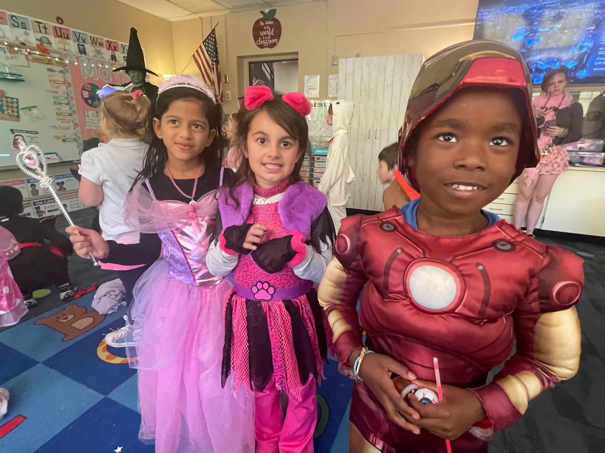 Westside66's tweet photo. Students at Loveland Elementary got a jump on tonight’s Halloween celebration. 
A school parade followed by classroom parties ended the Lynx school day – and they’re already dressed for trick or treating!
Way to plan ahead Loveland!  

#WeAreWestside https://t.co/PzpseibY8j