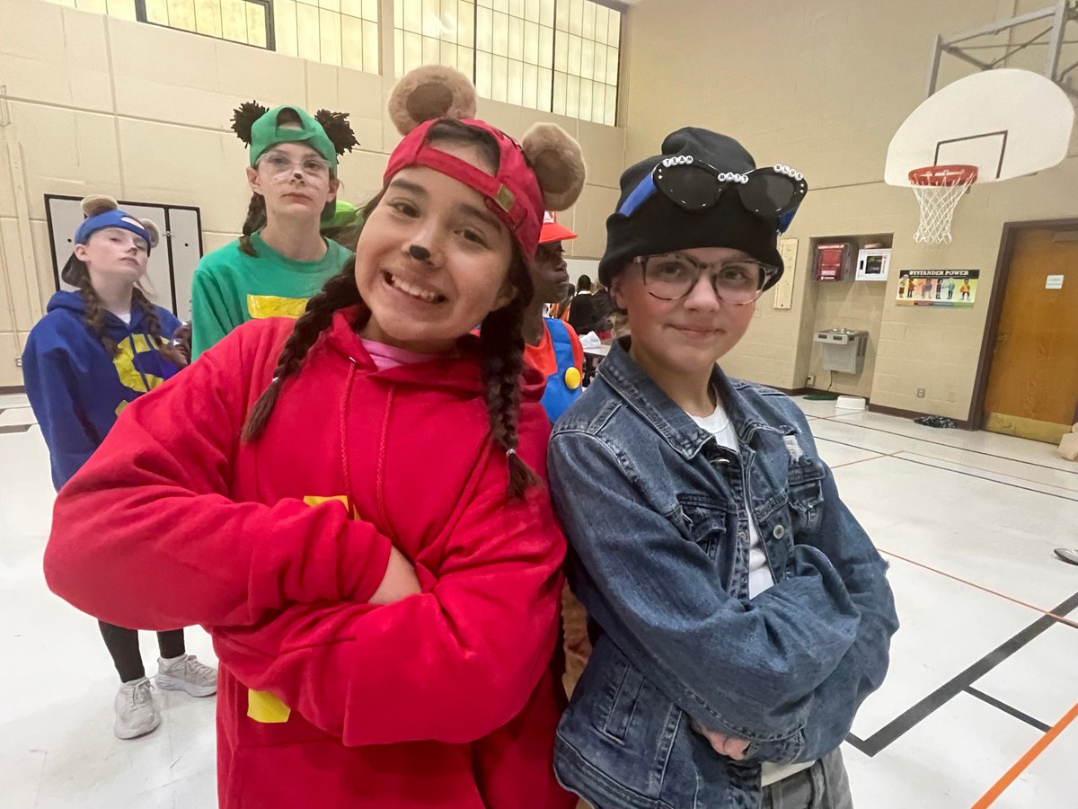 Westside66's tweet photo. Students at Loveland Elementary got a jump on tonight’s Halloween celebration. 
A school parade followed by classroom parties ended the Lynx school day – and they’re already dressed for trick or treating!
Way to plan ahead Loveland!  

#WeAreWestside https://t.co/PzpseibY8j