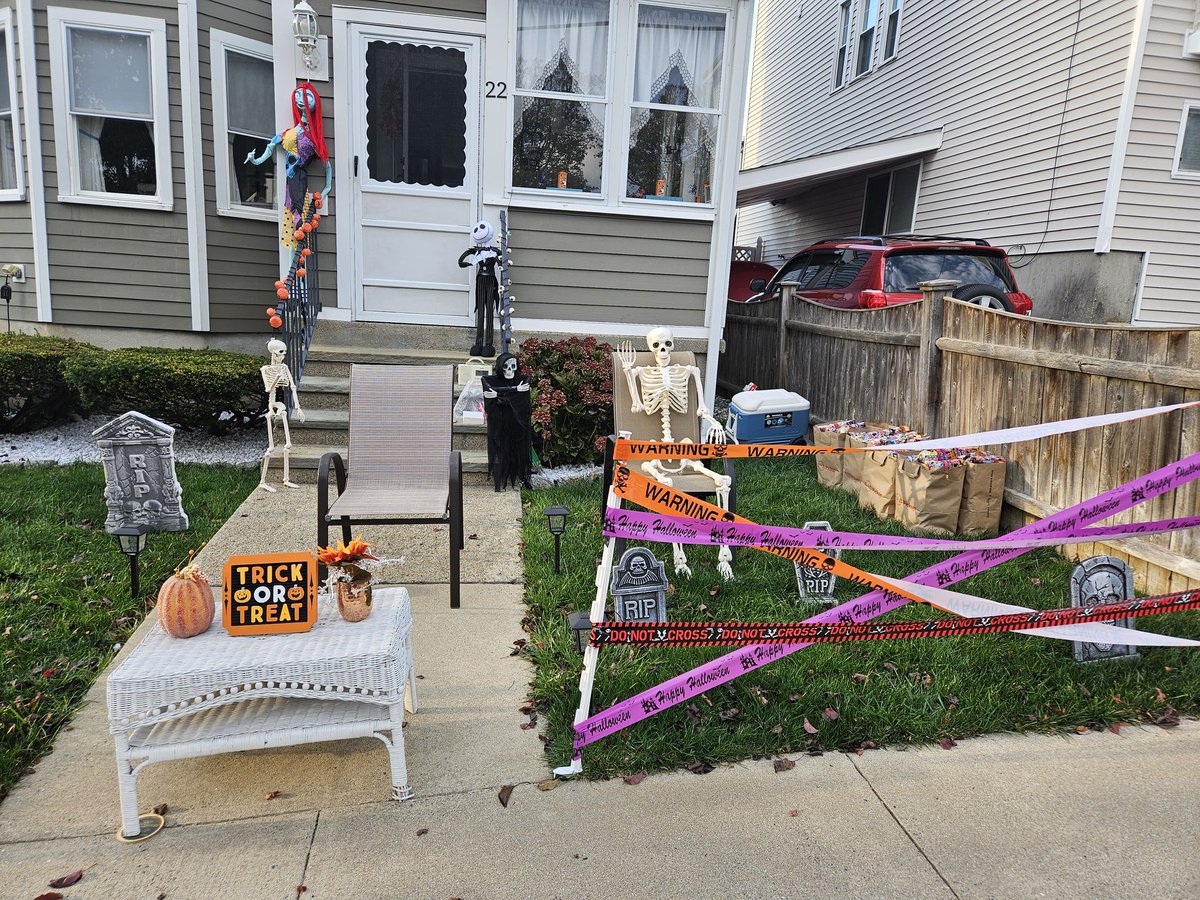 PabsFromEverett's tweet photo. Ready for the Trick or Treaters! https://t.co/Y8UDjvxy2I