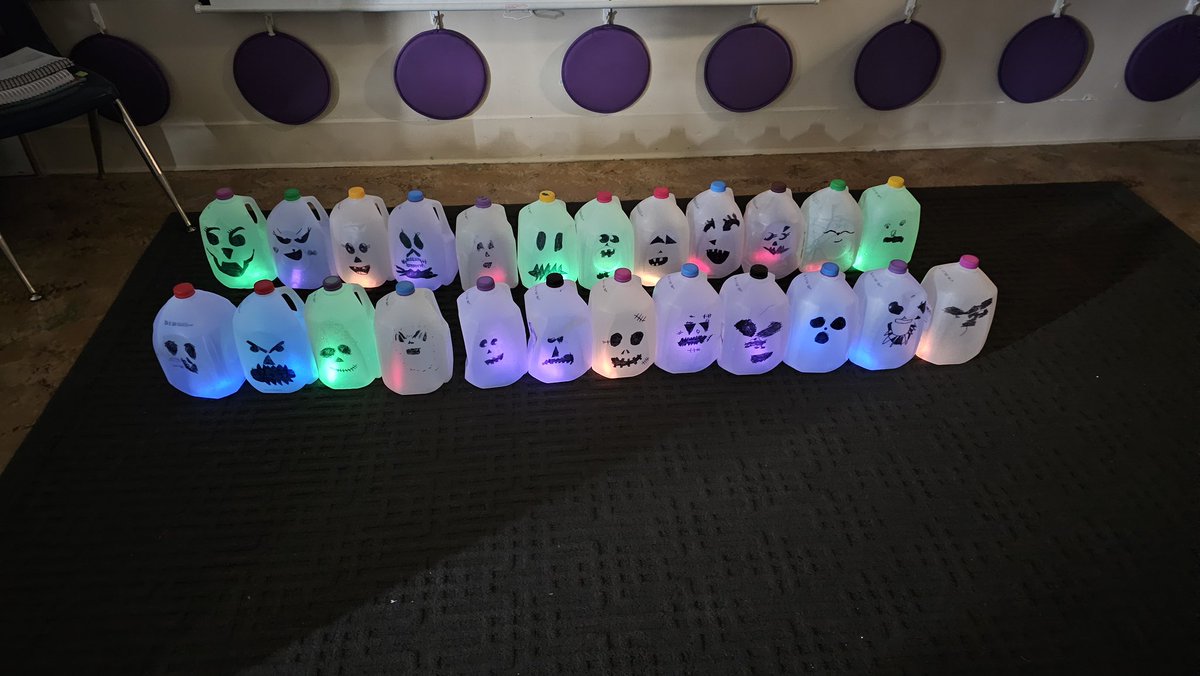 QESchoolyxe's tweet photo. Our Grade 1-2 class have been busy today creating unique Jack-o-lanterns! 
#spslearn https://t.co/5D4G4gDOQF
