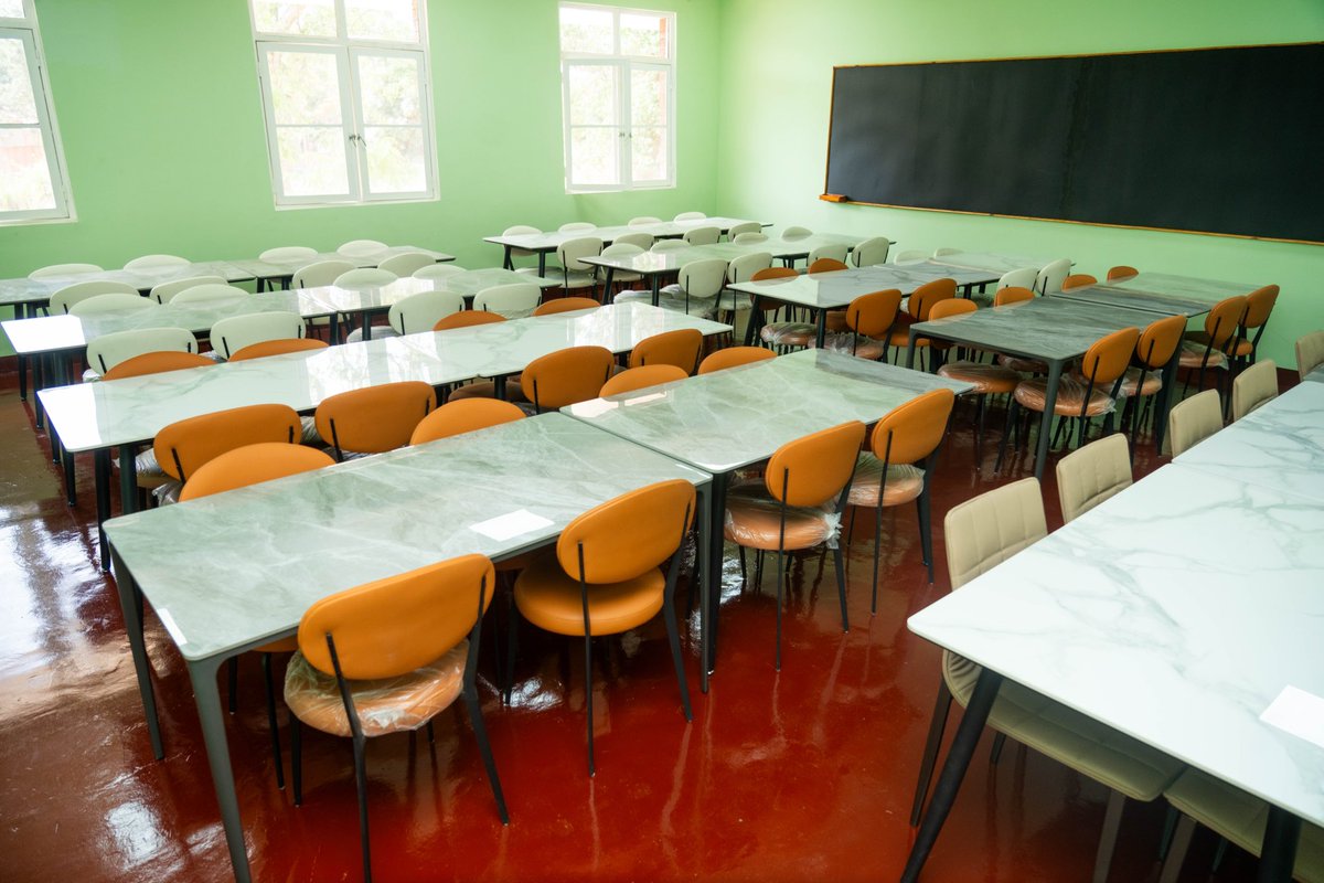 Je me suis rendue aujourd’hui au Lycée Mwanga de Kolwezi pour m’assurer de l’avancement des travaux de réhabilitation après l’incendie d’avril 2023.

Mes échanges avec les élèves ont porté sur le programme EXCELLENTIA Lualaba Bora, destiné à les accompagner dans leur parcours