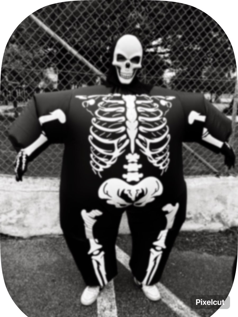 cessiem's tweet image. Happy Halloween 👻 O jovem quis ir assim para a escola.