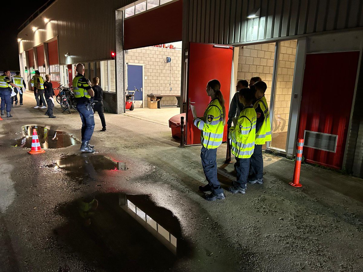 YFRTeam's tweet photo. Wijkagenten Patrick en Rick hebben een mooie oefenavond georganiseerd. Eerst een stukje theorie over verkeerscontroles en daarna de praktijk. Controlelijst mee en bestuurders aanhouden en auto en bestuurder controleren.
Heel leuk en leerzaam.
#verkeerscontrole #vrzw https://t.co/ypzvEOtEoc