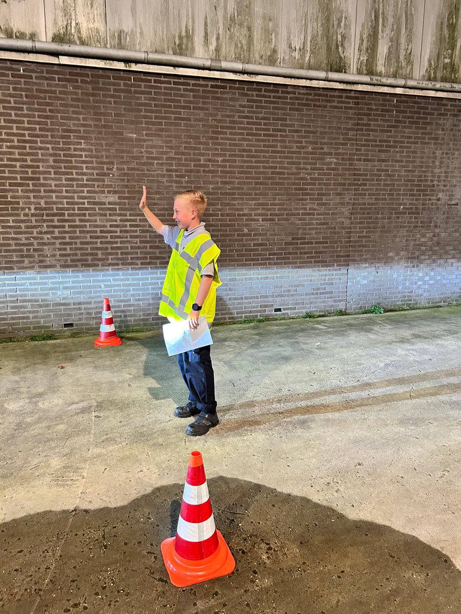 YFRTeam's tweet photo. Wijkagenten Patrick en Rick hebben een mooie oefenavond georganiseerd. Eerst een stukje theorie over verkeerscontroles en daarna de praktijk. Controlelijst mee en bestuurders aanhouden en auto en bestuurder controleren.
Heel leuk en leerzaam.
#verkeerscontrole #vrzw https://t.co/ypzvEOtEoc