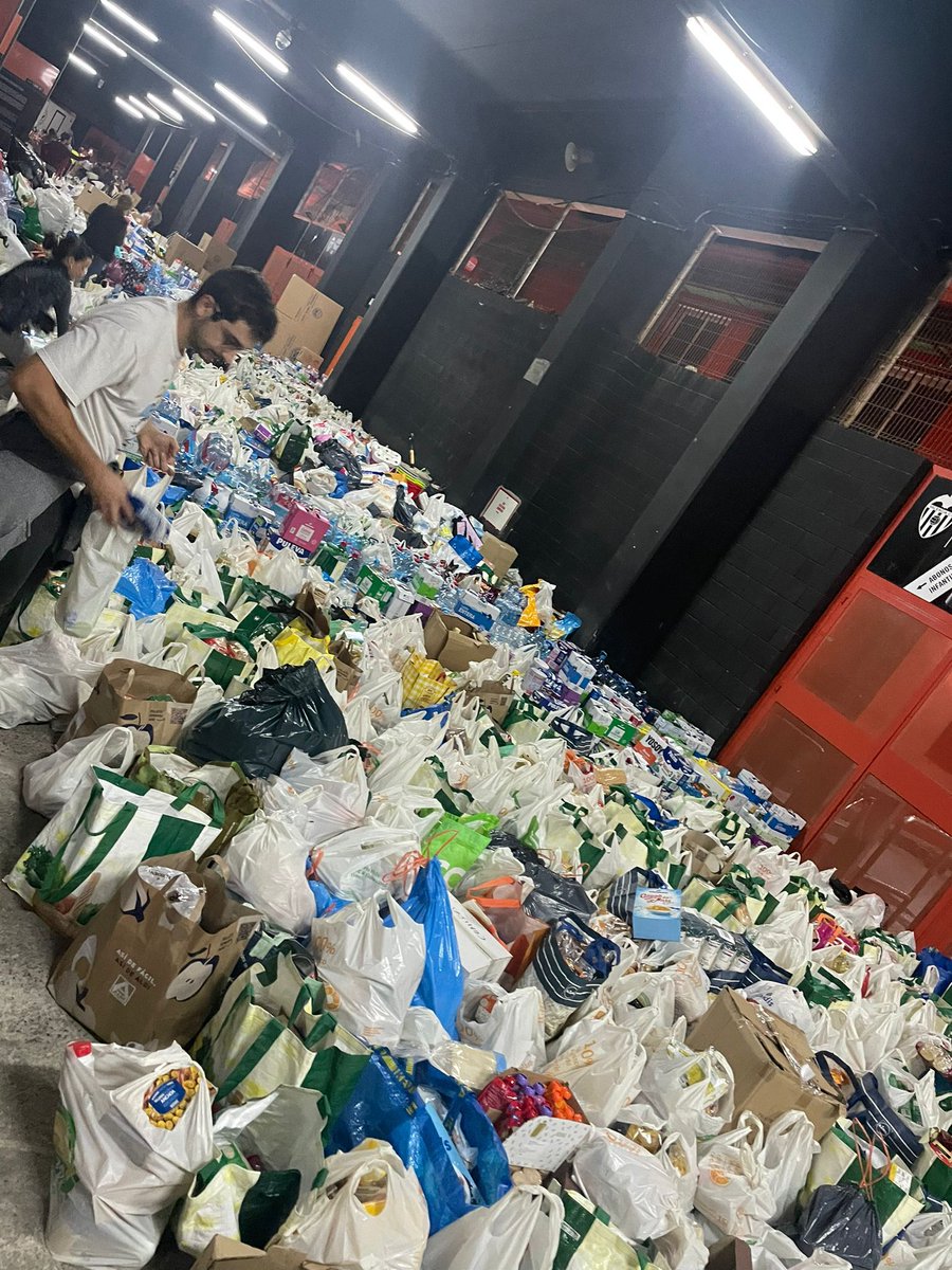 Miss_Forty's tweet photo. Así tenemos los valencianos de la capital la recogida de alimentos en Mestalla. Ahora habrá que ver la logística para hacer llegar esa cantidad ingente de alimentos.

Donde no llegan las administraciones llegamos los ciudadanos ♥️

#EjércitoYa #AmancioOrtega #DanaValencia https://t.co/6nMrxmnTjv
