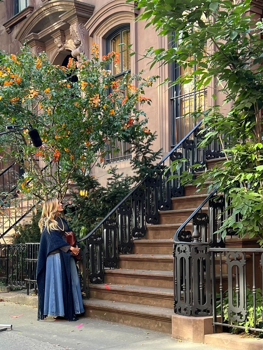 And so, as one season ends, another begins. 🍂
#AndJustLikeThat Season 3 has officially wrapped production back where it all started. See you in 2025, lovers.