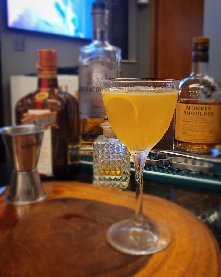 mariguilherme's tweet photo. Eu quase gritei sextou, mas ainda é quinta e outubro!!! Bora abrir o bar! Delicinha cítrica e frutada, o Alabazam chegou para brilhar! Esse drink é perfeito para quem gosta de algo sofisticado com um toque especial de sabor. Vamos ao preparo? #BarDaMari https://t.co/8K0t4ZTPyu
