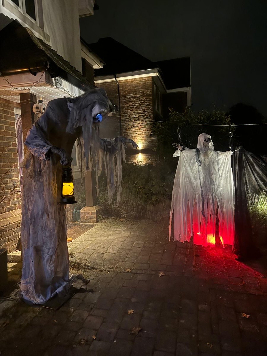 LimpsfieldUK's tweet photo. A superb Halloween effort by this amazing house in Park Road.
They’re raising funds for Joanna’s London Marathon 2025 campaign to raise funds for the Queen Elizabeth Foundation.
👻🎃
https://t.co/oYKwMwIvwA 
Good luck Jo 🏃‍♀️ https://t.co/7YZK3s9Xjg