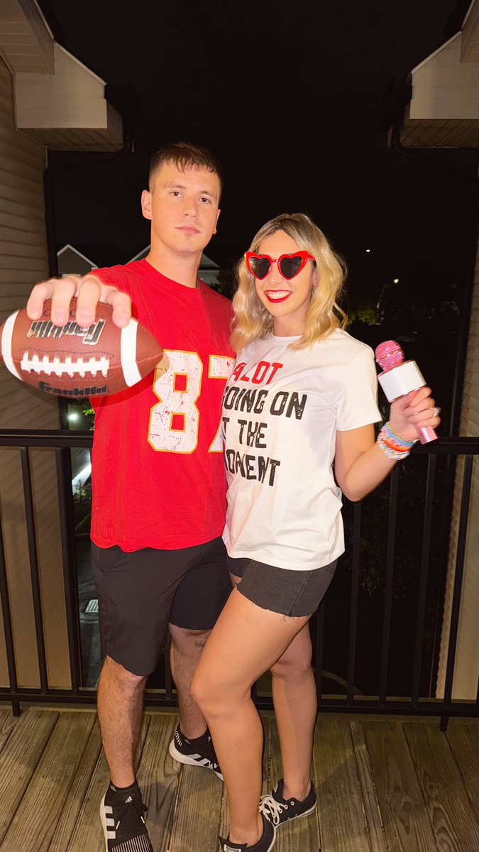 a_mirrorball_TS's tweet photo. @taylornation13 @taylorswift13 We felt so high school in our costumes this year ❤️🏹 #TheTorturedCostumeDepartment https://t.co/OvsVEtuoAe